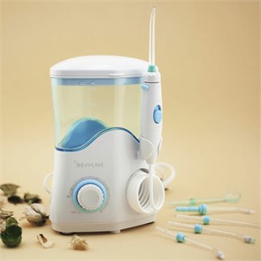 {{photo.Alt || photo.Description || 'Ирригатор для полости рта REVYLINE RL 100, стационарный, емкость резервуара 0,6 л, 7 насадок, белый'}}